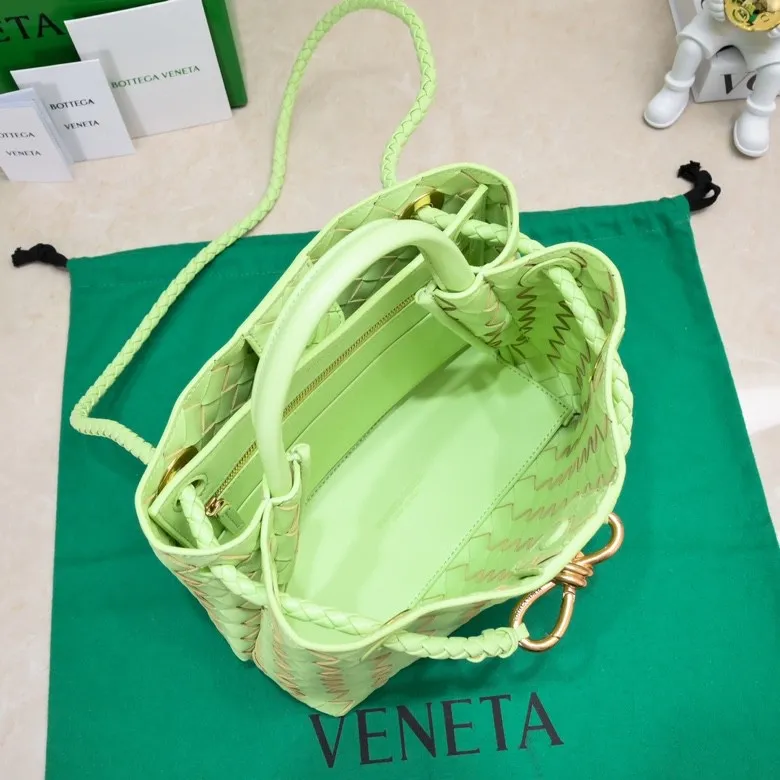 Batch 1860 B's 2023 spring and summer new model continues the brand's woven style with detailed metal knot switch buckles. This time, the shoulder straps are also made into tube weaves, showing different craftsmanship. The carrying method is versatile to create more different looks. Intrecciato woven leather small handbag, equipped with sliding crossbody strap. Internal compartments, including 1 zipper pocket and 2 open pockets with magnetic buckle closure. Size: 19*25*10.5cm, model: 7463#